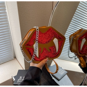Détail du sac à chaîne créatif en forme de lèvres avec paillettes rouges et crocs
