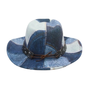 Détail d'un chapeau de cowboy en denim patchwork avec rivets et cordon en cuir