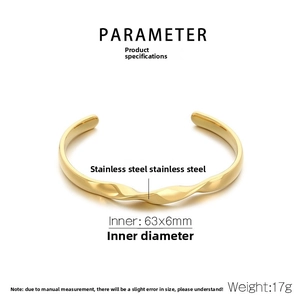 Macro detail of gold wave bangle showing 63x6mm dimensions and 17g weight specs