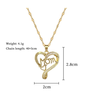 Gros plan du pendentif cœur doré gravé I Love You Mom avec des cristaux brillants
