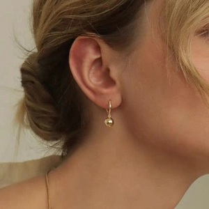 Minimalistische S925 Sterling Silber 14K vergoldete Creolen mit Goldkugel-Anhänger an Model