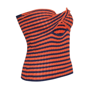 Dettaglio macro del tessuto a maglia a righe arancio e blu con nodo sul petto