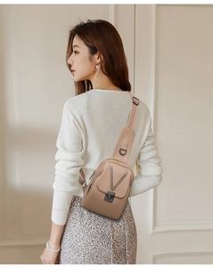 Détail du sac de poitrine en cuir kaki avec rivets en V et large bandoulière réglable