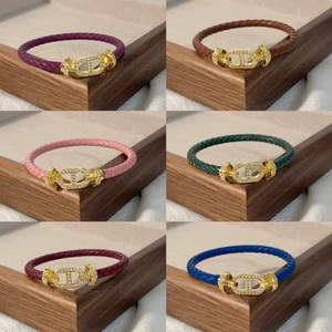 Eleganti bracciali in pelle intrecciata placcati oro 18k con fibbie a naso di maiale