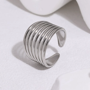 Vue détaillée d'une bague multicouche en acier inoxydable argenté poli et brillant