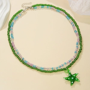 Dettaglio della collana di perline con ciondolo a stella marina e chiusura a moschettone