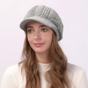 Detalle del tejido de punto trenzado de boina gris claro para mujer de invierno
