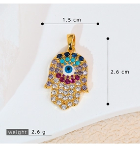 Dettaglio del ciondolo Mano di Fatima con pietre colorate e dimensioni di 1,5 cm per 2,6 cm