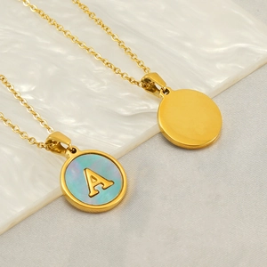 Goldene Edelstahlkette mit blauem Muschel-Anhänger und goldenem Buchstaben A