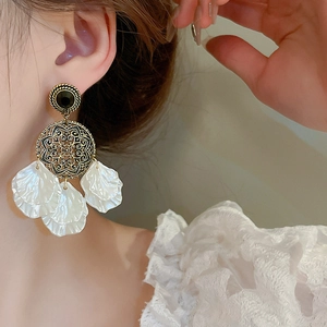 Boucles d'oreilles fleur évidée dorée vintage avec clous noirs et pendentifs ondulés
