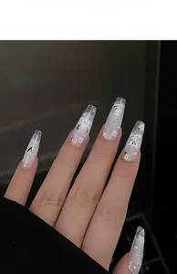 Details der Weihnachts-Nagelsticker mit goldenen Schneeflocken und geprägtem Rentier-Design