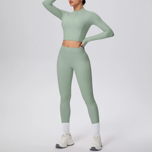 Détail de l'ensemble de yoga vert sauge avec veste zippée, passe-pouces et legging taille haute