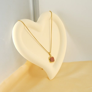 Collier en titane doré avec pendentif carré en pierre précieuse brun rouge brillant