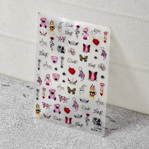 Détail macro des stickers ongles TO-1782 avec chats roses et symboles punk gothique
