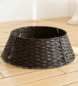 Détail de la base de sapin de Noël tressée à la main en marron foncé pour décor de fête