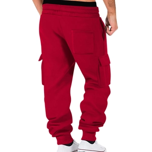 Vista trasera de pantalones cargo de forro polar rojo con cordón y bolsillos