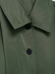 Detailaufnahme des olivgrünen Jackenrevers aus Köperstoff mit schwarzem Knopfdetail
