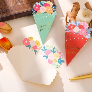 Detalle de tarjeta de felicitación ramo 3D con texto dorado Especially for you en escena