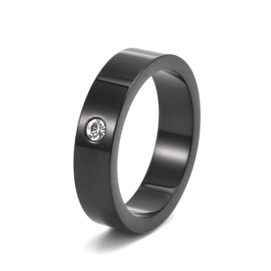 Détail d'une bague en acier noir de 5 mm avec une petite pierre précieuse incrustée