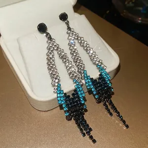 Longues boucles d'oreilles à pompons avec strass bleus et tiges en argent pour femme