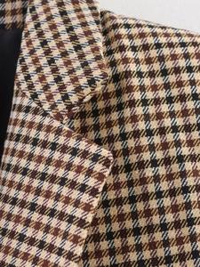 Detailaufnahme des klassischen braunen Hahnentrittmusters und hochwertiger Nähtechnik