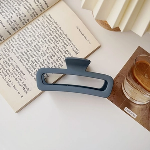 Dettaglio di un fermaglio per capelli opaco grigio-blu in un ambiente lifestyle accogliente