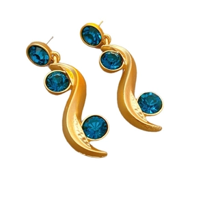 Boucles d'oreilles dorées en courbe S avec incrustations de pierres de cristal bleu vif