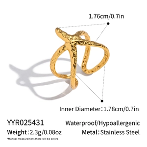 Dettaglio macro dell'anello a stella marina oro 18K con finitura martellata e dimensioni