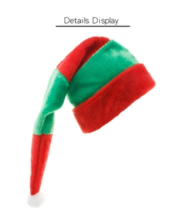 Détail du bonnet de noël rayé en peluche avec rayures rouges et vertes et pompon blanc