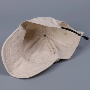 Detailansicht der beigen schnelltrocknenden Baseballkappe mit verstellbarem Kordelzug