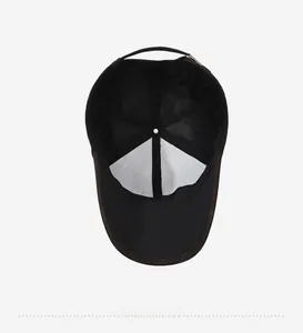 Détail de l'intérieur de la casquette en coton avec bandeau noir et doublure blanche