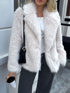 Cappotto da donna in ecopelliccia crema con collo a revers per elegante stile autunnale