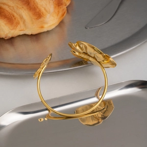 Bracciale rigido regolabile in acciaio inossidabile placcato oro 18K con design floreale poppy