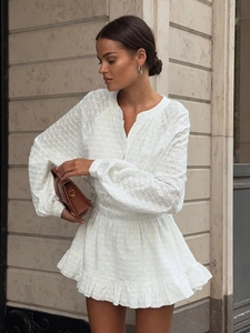 Robe courte blanche avec broderie cœur, manches longues et ourlet à volants d'été