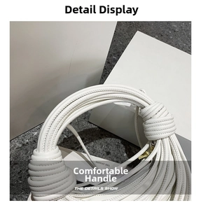 Dettaglio del manico in corda annodata bianco crema su borsa in pelle intrecciata