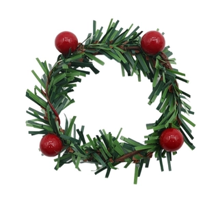 Mini kerstkrans met groene dennennaalden en vier rode bessen op een witte achtergrond