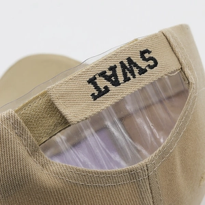 Détail de la casquette tactique kaki avec broderie SWAT sur la sangle arrière