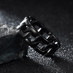 Primo piano macro di un anello a catena cubana in acciaio al titanio nero opaco