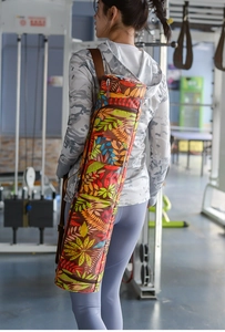 Détail du sac de tapis de yoga à imprimé feuilles d'érable et poche latérale