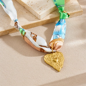 Collier foulard en soie ethnique avec pendentif cœur doré sur fond de pierre
