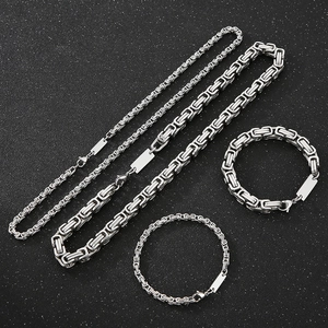 Ensemble détaillé de colliers et bracelets byzantins argentés sur surface texturée