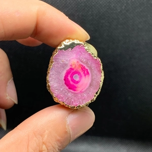 Detalle macro de ágata druzy rosa natural con borde pulido chapado en oro de 14K
