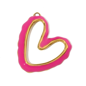 Vue détaillée du pendentif coeur doré avec émail rose vif et anneau de suspension