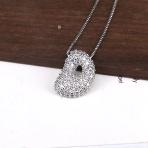 Detailaufnahme der silbernen Schlangenkette mit zirkonia-besetztem Anhänger Buchstabe D
