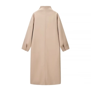 Achteraanzicht van een beige lange trenchcoat met verlaagde schouders en een opstaande kraag
