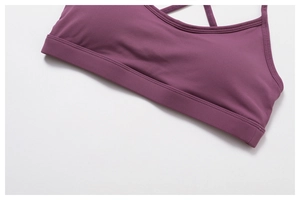 Gros plan du soutien-gorge de sport violet montrant les coutures et le tissu élastique