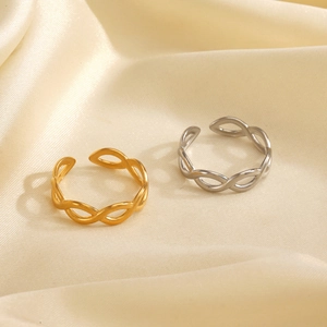 Bagues minimalistes en acier inoxydable plaqué or 18 carats et argent sur satin beige