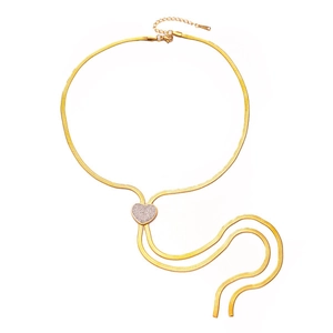 Collier à chevrons doré en acier inoxydable avec pendentif cœur en zircon sur fond blanc