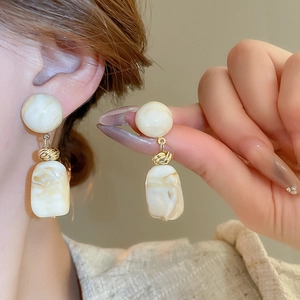 Vintage geometric resin drop earrings in cream white with gold knotted metal accents