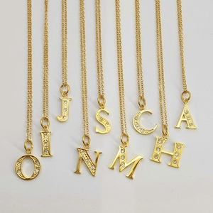 Collier lettre en acier inoxydable plaqué or avec pierres CZ pour femmes